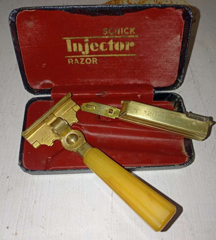 Vintage Schick " Injector" Razor with Eversharp Injector in original presentation box-good condition