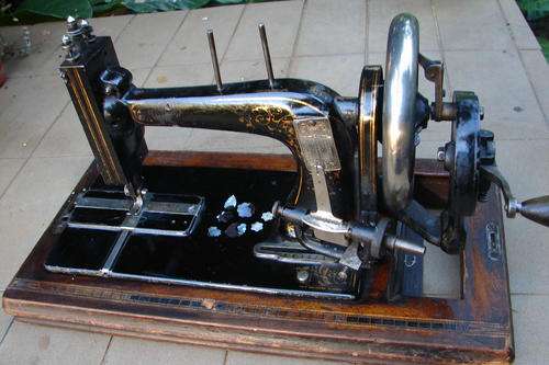 "Weitheim" Antique Sewing Machine with Mother of Pearl inlay - In working order with lockable cover