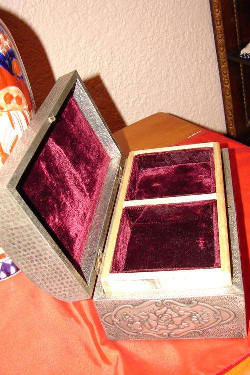 Good quality Pewter Jewelery Box with key - Beautiful lined out, engraved with wooden tray