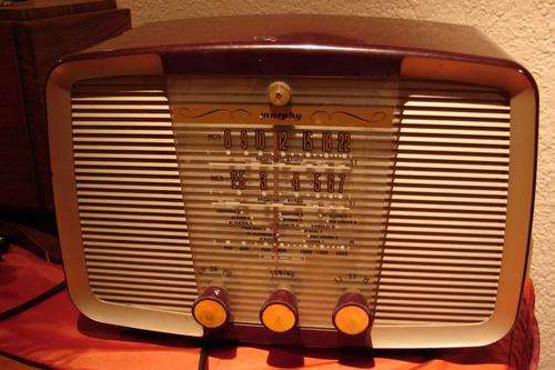 Vintage Murphy Valve Bakelite Radio, S1, S2 and M wave. Dia. L 36cm, H 26cm width 1cm