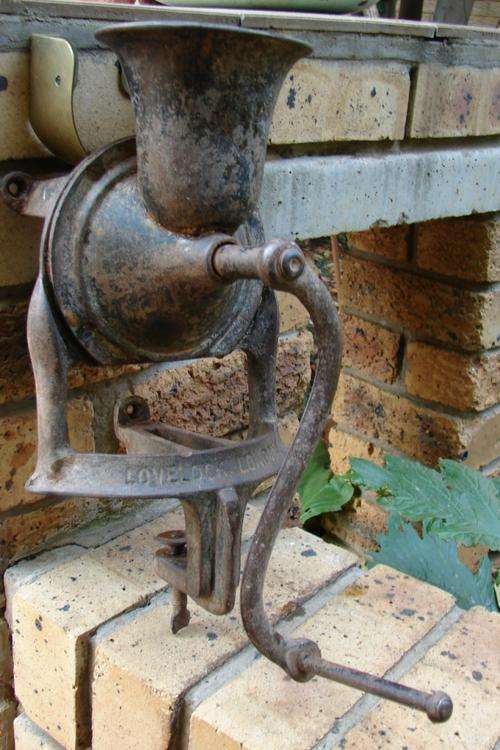 Lovelock - London- No 4 Coffee Grinder-Grinder is working