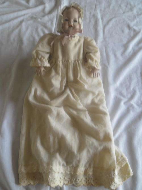 COLLECTABLE  ANTIQUE,  PORCELAIN DOLL, WITH EXTRA`S. PLEASE READ DISCRIPTION?