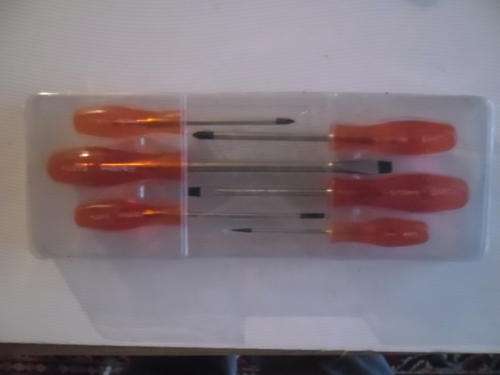 NEW 6 PIECE SCREW DRIVER SET. READ DISCRIPTION?
