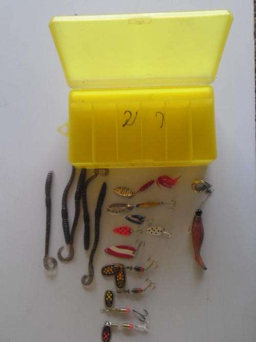 17X  FISHING  ITEMS + HOLDER. ONE BID. READ DISCRIPTION?