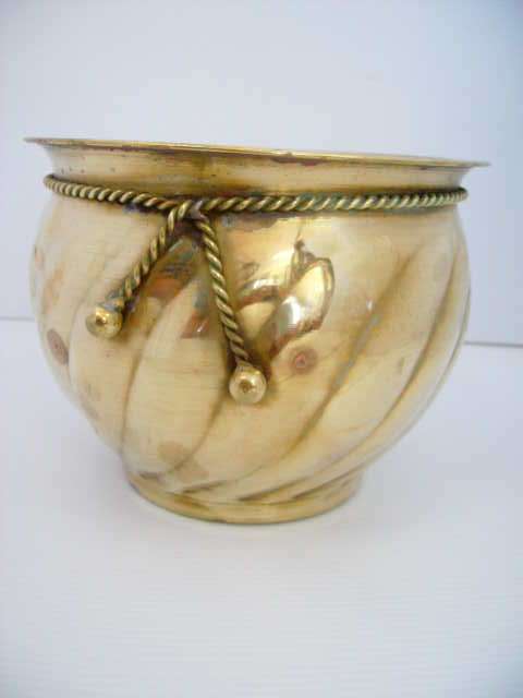 BEAUTIFULL BRASS BUCKET WITH ROPE DETAIL. PLEASE READ DESCRIPTION