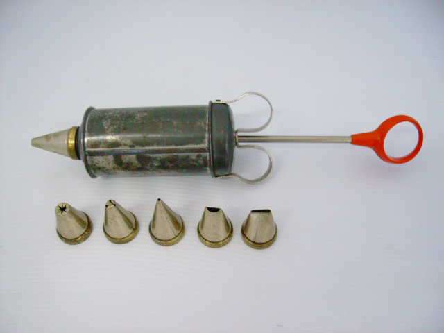 VERY OLD COLLECTABLE  ICING SET. READ DESCRIPTION