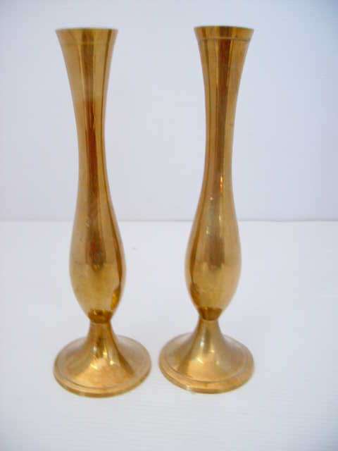 2X BEAUTIFULL FLOWER VASES. ONE BID. PLEASE READ DESCRIPTION & SHIPPING DETAILS