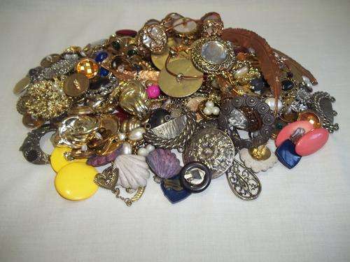 Lot of very old buttons, etc, etc.