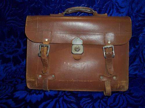 This nice old genuine leather satchel (350 mm x 400 mm - no damage)