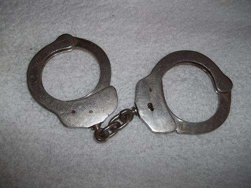 OLD POLICE HANDCUFFS WORKING 100%....BUT....DONT USE / KEY LOOSE