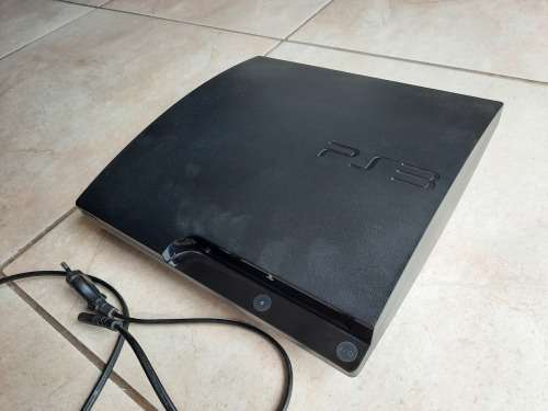 Playstation 3 console + game controllers + 6 games + HDMI cable