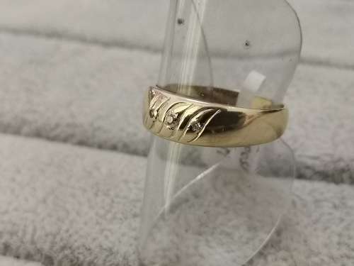 Detailed Gold Ring With Diamonds
