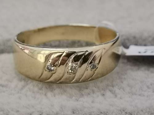 Detailed Gold Ring With Diamonds
