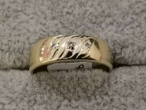 Detailed Gold Ring With Diamonds
