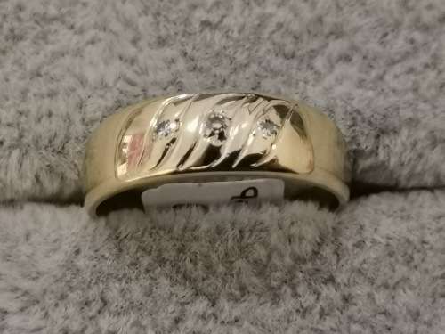 Detailed Gold Ring With Diamonds