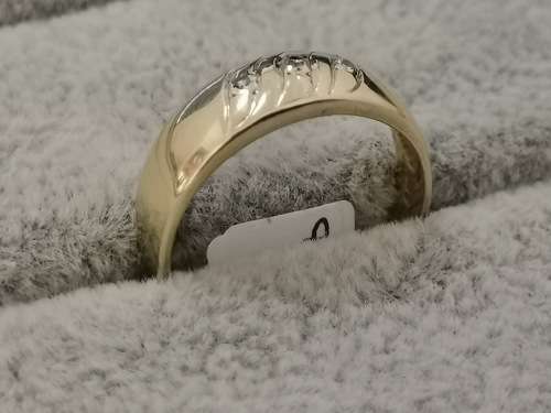 Detailed Gold Ring With Diamonds