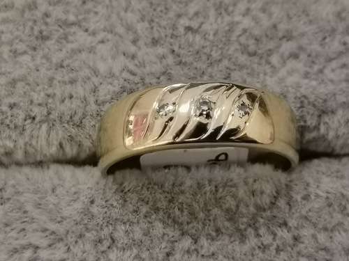 Detailed Gold Ring With Diamonds