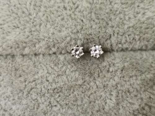 18ct White Gold DIAMOND Studs