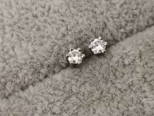 18ct White Gold DIAMOND Studs