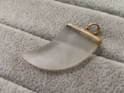 Discount!! 14ct Gold Pendant with Glass Tooth/Claw!