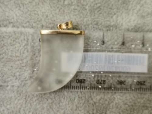 Discount!! 14ct Gold Pendant with Glass Tooth/Claw!