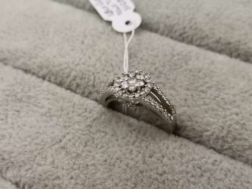 Dazzling 18ct White Gold Cluster Diamond NWJ Ring