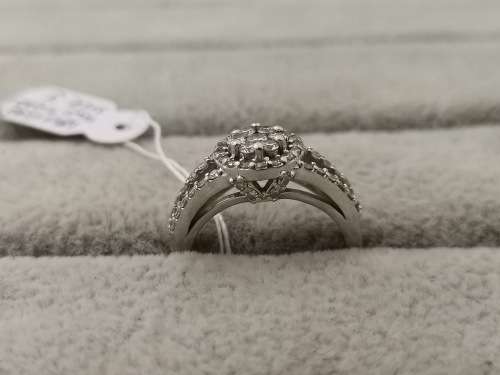 Dazzling 18ct White Gold Cluster Diamond NWJ Ring