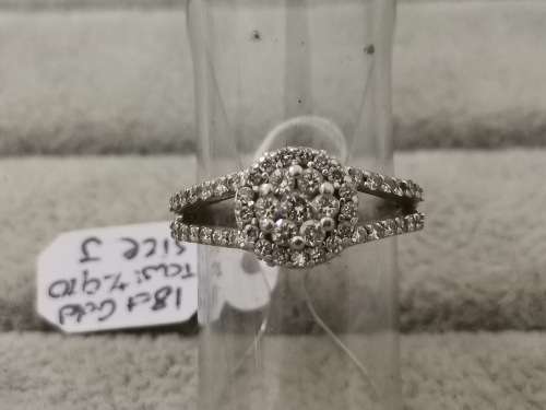 Dazzling 18ct White Gold Cluster Diamond NWJ Ring