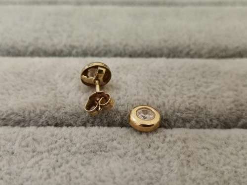 Stunning 9ct Yellow Gold Stud Earrings
