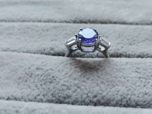 18ct Gold BROWNS Tanzanite Ring