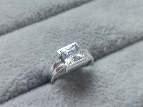 DISCOUNT!! Silver Solitaire Ring