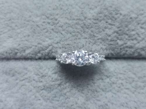 DISCOUNT!! Dazzling Silver Ring