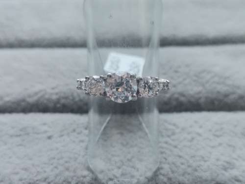 DISCOUNT!! Dazzling Silver Ring