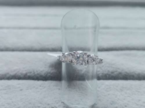 DISCOUNT!! Dazzling Silver Ring