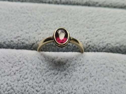 Pretty 9ct Gold Ruby/Tourmaline Ring