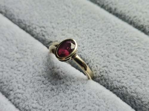 Pretty 9ct Gold Ruby/Tourmaline Ring