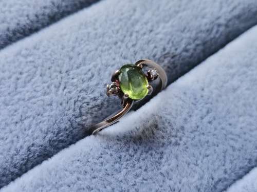 DISCOUNT!! 9ct Gold Peridot Ring