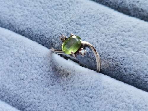 DISCOUNT!! 9ct Gold Peridot Ring