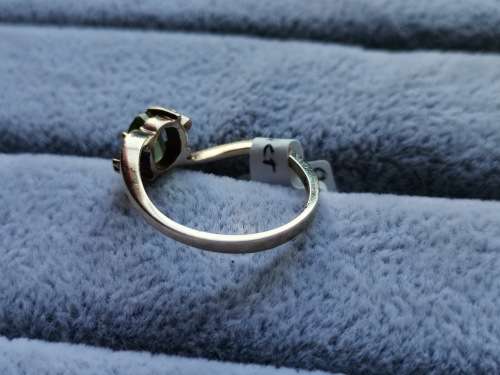 DISCOUNT!! 9ct Gold Peridot Ring