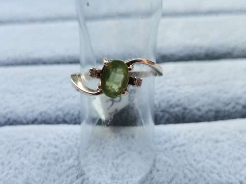 DISCOUNT!! 9ct Gold Peridot Ring