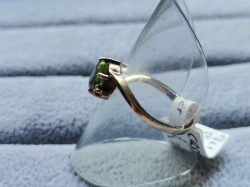 DISCOUNT!! 9ct Gold Peridot Ring