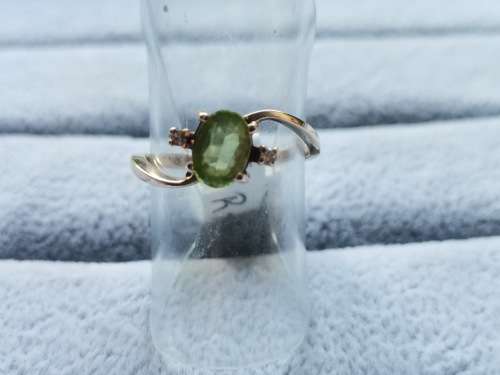 DISCOUNT!! 9ct Gold Peridot Ring