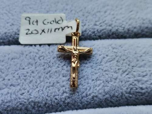 Discount!! Detailed 9ct Gold Crucifix Pendant