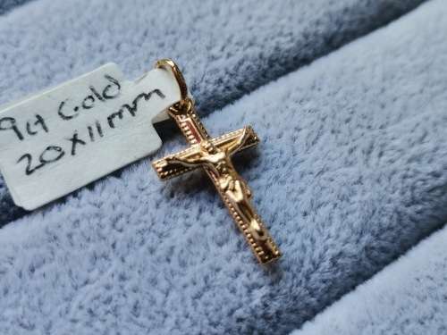 Discount!! Detailed 9ct Gold Crucifix Pendant