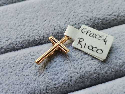 Discount!! Detailed 9ct Gold Crucifix Pendant