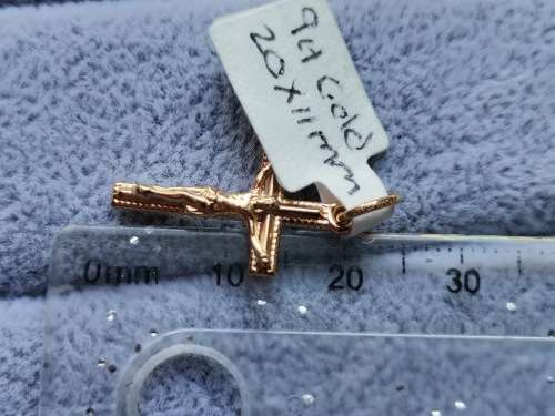 Discount!! Detailed 9ct Gold Crucifix Pendant