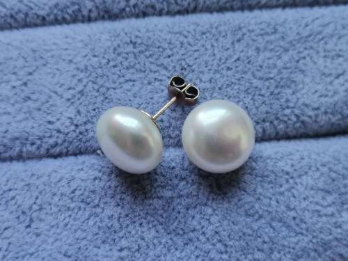 Discount!! 9ct Gold Pearl Earrings