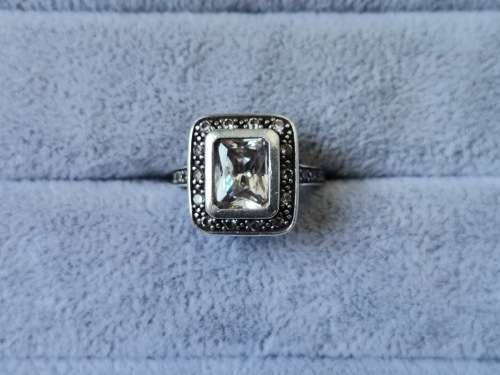 DISCOUNT!! Dazzling Silver Ring