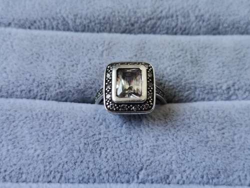 DISCOUNT!! Dazzling Silver Ring