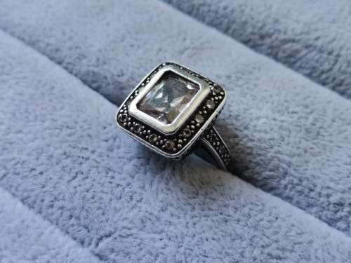 DISCOUNT!! Dazzling Silver Ring